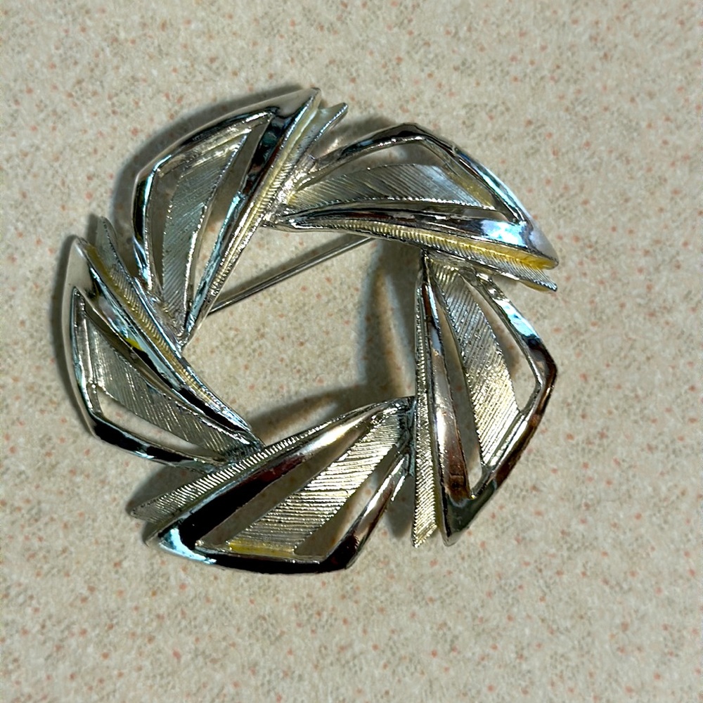 Vintage Pakula silver tone brushed and polished broach (545)